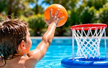 Un enfant lance un ballon vers un panier de basket flottant posé sur l’eau